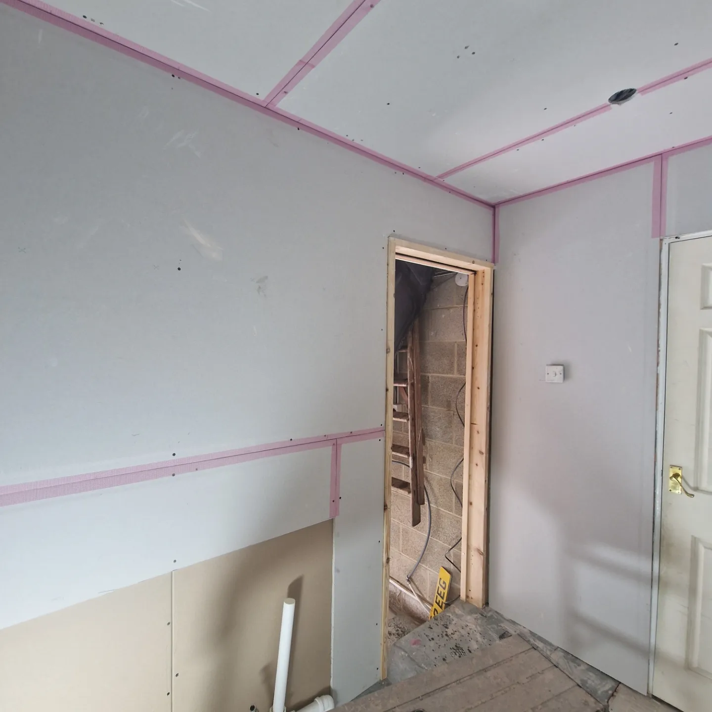 Plasterboard installation with taped wall and ceiling joints